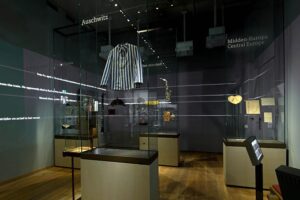 National Holocaust Museum - Amsterdam - Ausstellungsraum mit Objekten aus Konzentrationslagern