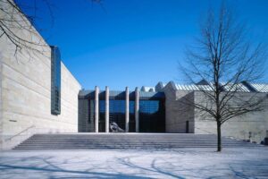 Neue Pinakothek - München - Außenansicht des postmodernen Museumsgebäudes von Alexander von Branca mit großem Treppenaufgang und Skulptur auf dem Vorplatz