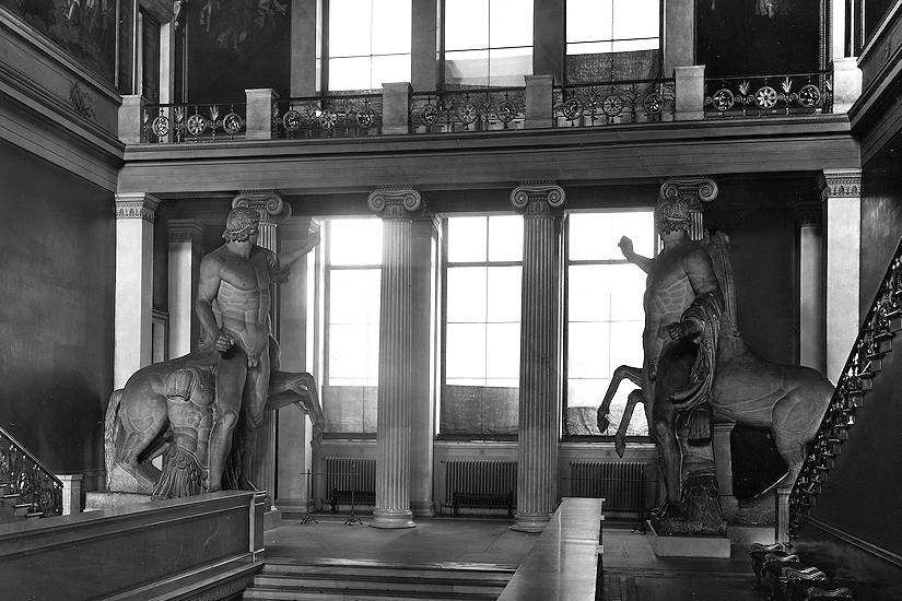 Neues Museeum - Berlin - Treppenhalle mit Dioskuren im Jahr 1920