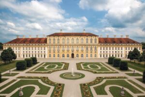 Neues Schloss Schleißheim - München - Außenansicht der monumentalen barocken Schlossanlage mit prachtvoller Gartenanlage