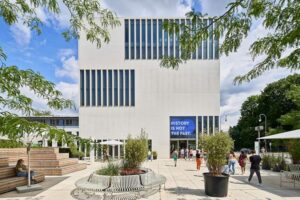 NS-Dokumentationszentrum - München - Außenansicht: Die helle und moderne Architektur des Museums am historischen Königsplatz