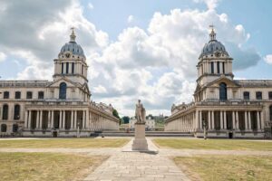 Old Royal Naval College - London - Außenansicht: Die Zwillingstürme von Christopher Wren mit großen Kuppeln, weißen Säulengängen und einer Statue auf dem zentralen Platz
