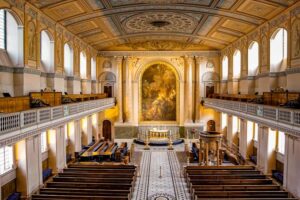 Old Royal Naval College - London - Kapelle: in prunkvoller Saal mit Reihen von Holzbänken, verzierten Decken und einem großen goldenen Altarbild am Ende des Ganges