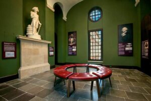 Old Royal Naval College - London - Nelson Room: Der Gedenkraum für Lord Nelson mit seiner Statue und kreisförmigen Sitzgelegenheiten