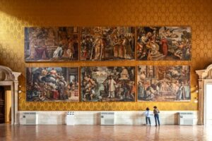 Palazzo Barberini - Rom - Der "Goldene" Saal (Salone Pietro da Cortona) mit goldener Wandbespannung und Wandteppiche "Das Leben von Urban VIII."