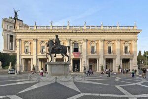 Palazzo Nuovo - Rom - Außenansicht mit Reiterstatue des Marc Aurel auf dem Kapitolshügel