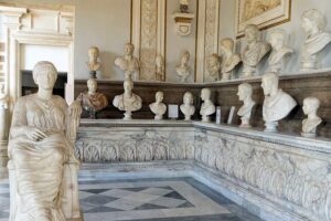 Palazzo Nuovo - Rom - Innenraum: Saal der Kaiser (Sala degli Imperatori) mit zahlreichen Büsten römischer Kaiser