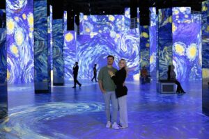 Port des Lumières - Hamburg - Digitale Kunstausstellung'Von Vermeer bis Van Gogh' mit Vincent van Goghs Sternennacht Vincent van Goghs Sternennacht