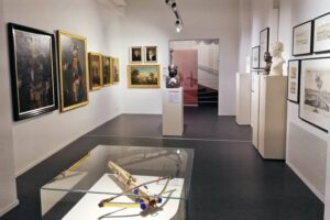 Potsdam Museum - Ausstellung: Stadtgeschichte mit Porträts, Büsten und historischen Artefakten