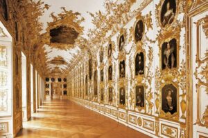 Residenz München - Ahnengalerie mit über 120 Porträts der Wittelsbacher Herrscher und meisterhaftem Goldstuck