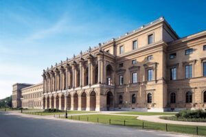 Residenz München - Festsaalbau mit klassizistischer Säulenfront zum Hofgarten hin