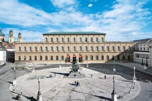 Residenz München - Königsbau am Max-Joseph-Platz mit dem Standbild von König Maximilian I. Joseph