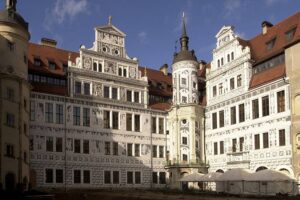 Residenzschloss Dresden - Schlosshof mit Blick auf die Westflügelfassade