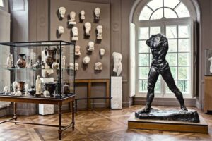 Rodin Museum - Paris - Ausstellung mit antiken Skulpturen und der monumentalen Bronzeplastik'Der schreitende Mann'.