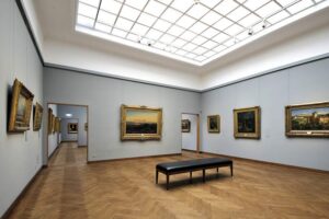 Sammlung Schack - München - Ausstellungsraum mit Oberlicht und goldgerahmten Gemälden der Romantik