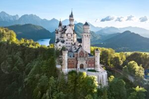 Schloss Neuschwanstein - Schwangau - Panoramaansicht: Das berühmte Märchenschloss von König Ludwig II. in den Alpen
