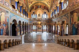 Schloss Neuschwanstein - Thronsaal: Ein sakral wirkender Raum im byzantinischen Stil mit Mosaikboden und Kronleuchter