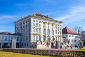 Schloss Nymphenburg - München - Außenansicht des barocken Hauptschlosses mit Freitreppe und Parkanlage