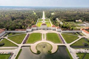Schloss Nymphenburg - München - Luftaufnahme von Schloss mit der weitläufigen barocken Parkanlage und den Wasserkanälen