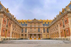 Schloss Versailles - Paris - Außenansicht mit prunkvoller Fassade und vergoldeten Verzierungen