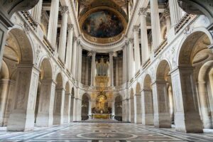 Schloss Versailles - Paris - Schlosskapelle mit majestätischen Säulen und kunstvollen Deckenmalereien