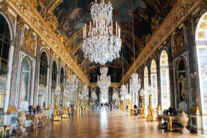 Schloss Versailles - Paris - Prunkvolle Galerie mit Spiegeln und Kristallleuchtern