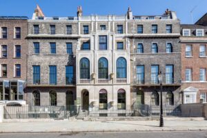 Sir John Soane’s Museum - London - Außenansicht: Die markante neoklassizistische Steinfassade des Museums am Lincoln's Inn Fields