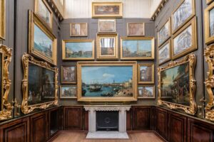 Sir John Soane’s Museum - London - Picture Room: Eng hängenden Ölgemälden an dunklen Wänden und einer zentralen Ansicht von Venedig