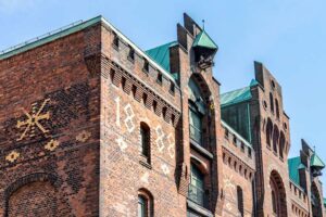 Speicherstadtmuseum - Hamburg - Außenansicht: Detailansicht der historischen Backsteinfassade von 1888 im UNESCO-Welterbe