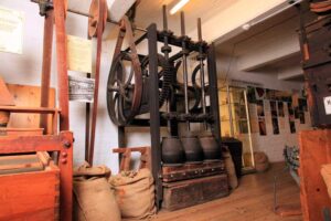 Spicy’s Gewürzmuseum - Hamburg - Stampfwerk: Historische Maschine zum Vermahlen von Gewürzen