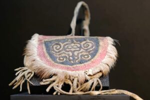 Staatliche Kunstsammlungen Dresden - Museum für Völkerkunde - Exponat der Nanai-Völker: kleine Tasche aus Ketalachs-Haut und sibirischem Rehfell
