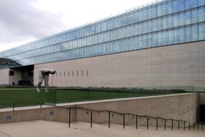 Staatliches Museum Ägyptischer Kunst - München - Außenansicht des spektakulären unterirdischen Museumsbaus im Kunstareal