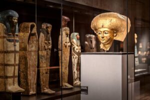 Staatliches Museum Ägyptischer Kunst - München - Ausstellung: Eine kostbare goldene Totenmaske und antike Sarkophage