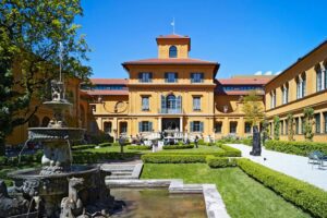 Städtische Galerie im Lenbachhaus - München - Außenansicht: Die leuchtend gelbe Künstlervilla von Franz von Lenbach mit ihrem idyllischen italienischen Garten