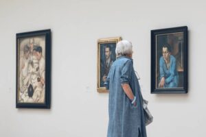 Städtische Galerie im Lenbachhaus - München - Kunstausstellung: Ältere Museumsbesucher betrachten die Gemäldesammlung