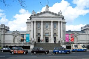 Tate Britain - London - Außenansicht: Klassizistische Fassade des Museums in London Millbank mit Portikus und großen Treppen