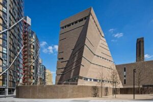 Tate Modern - London - Außenansicht: Die markante, pyramidale Backsteinarchitektur des Blavatnik Building (ehemals Switch House), entworfen von Herzog & de Meuron