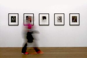 Tate Modern - London - Kunstgalerie: Innenansicht einer Kunstgalerie mit einer Reihe von gerahmten Drucken