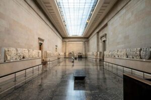 The British Museum - London - Parthenon / Elgin Marbles: Blick in den weitläufigen Ausstellungsraum mit den antiken Parthenon-Friesen und Reliefs, die entlang der Seitenwände präsentiert werden