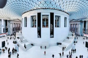 British Museum - London - Queen Elizabeth II Great Court: Ein weitläufiges, lichtdurchflutetes Atrium mit ikonischem Glas-Stahl-Dach, das den historischen Lesesaal umschließt