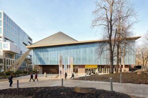 The Design Museum - London - Außenansicht: Das moderne Museumsgebäude mit seiner markanten Glasfassade und dem geschwungenen Dach