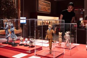 The Design Museum - London - Ausstellung Wes Anderson - The Archives: Detailansicht von Glasvitrinen mit handgefertigten Fuchs-Figuren und Requisiten von Wes-Anderson