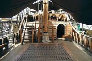 The Golden Hinde - London - Oberdeck: Blick auf das historische hölzerne Oberdeck des Galeonen-Nachbaus