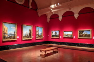 The King's Gallery - London - Ausstellung: Rote Wände mit mehreren großformatigen Gemälden von Venedig in goldenen Rahmen
