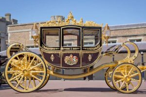 The Royal Mews - London - Diamond Jubilee State Coach: Die moderne schwarze Staatskutsche mit goldenen Akzenten und einer vergoldeten Krone auf dem Dach