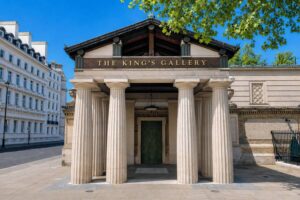 The King's Gallery - London - Eingangsbereich: Der imposante Eingang zur Galerie am Buckingham Palace mit klassischen Säulen und einem markanten Dreiecksgiebel