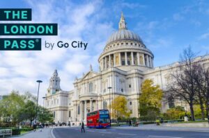 The London Pass: Flexibler Sightseeing-Pass von Go City mit der St. Paul's Cathedral und einem roten Doppeldeckerbus