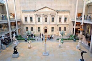 Metropolitan Museum of Art (The Met) - New York City - Innenhof des American Wing mit klassizistischer Fassade und Skulpturen