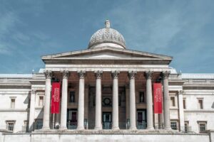 The National Gallery - London - Außenansicht des Museums mit seiner klassizistischen Fassade am Trafalgar Square, geprägt von der markanten Kuppel und dem imposanten Säulenportikus