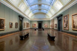 The National Gallery - London - Barock-Galerie: Die monumentale Galerie des italienischen Barock mit edlen grünen Wandbespannungen und prachtvoller Glaskuppel